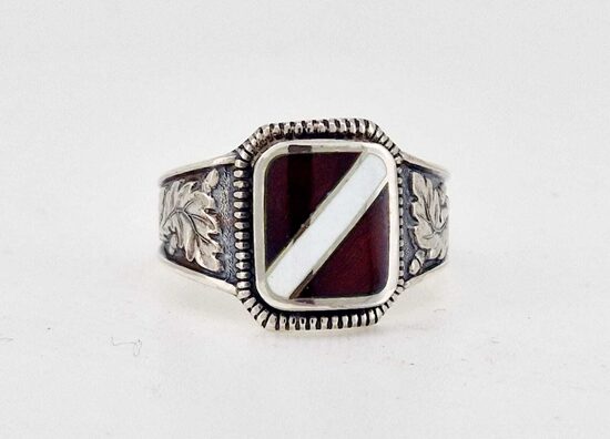 Sudraba gredzens ar Latvijas karogu, emaljā